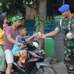 Takjil Selalu Hadir di Bulan Suci dan Penuh Berkah,Denpom Divif 1 Kostrad Bagikan Takjil Untuk Warga