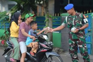 Takjil Selalu Hadir di Bulan Suci dan Penuh Berkah,Denpom Divif 1 Kostrad Bagikan Takjil Untuk Warga