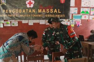Di Sela-sela Latihan Pratugas, Satgas Pamtas RI-Malaysia Yonarmed 10 Kostrad Gelar Pengobatan Massal