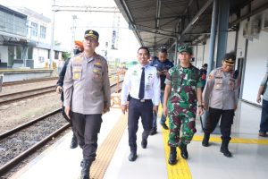 Dandim 0501/JPdan Kapolres Jakarta Pusat Tinjau Kesiapan Mudik di St. Pasar Senen