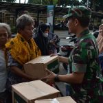 Libatkan Jajaran, Dandim 0501 JP Monitor dan Dukung Pembagian Ratusan Paket Sembako dari KASAD