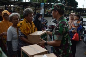 Libatkan Jajaran, Dandim 0501 JP Monitor dan Dukung Pembagian Ratusan Paket Sembako dari KASAD