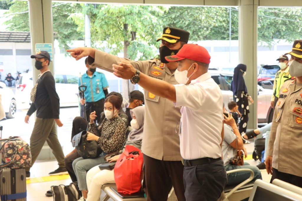 Pastikan Keamanan Pemudik H-7, Kombes Pol Komarudin Tinjau Stasiun Senen