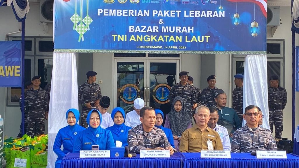 Lanal Lhokseumawe Serahkan Paket Lebaran Kepada Masyarakat dan Prajurit Lanal Lhokseumawe