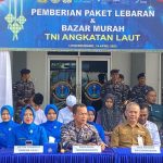 Lanal Lhokseumawe Serahkan Paket Lebaran Kepada Masyarakat dan Prajurit Lanal Lhokseumawe