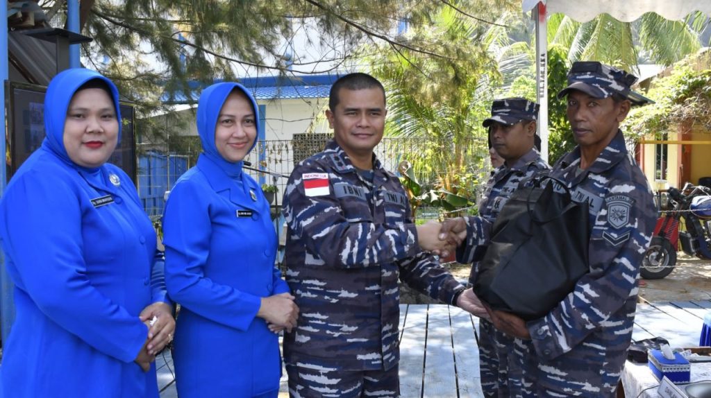 Bantu Masyarakat Sambut Idul Fitri, Lanal Tarempa dan BNI Kolaborasi Gelar Bazar Murah Sembako