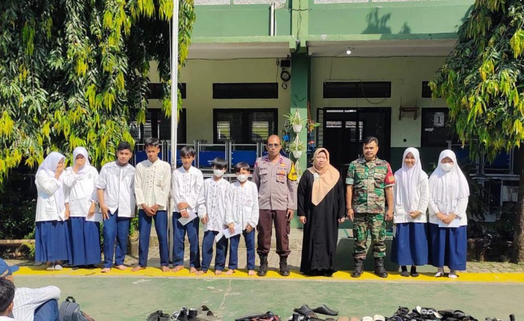Babinsa Koramil 04/Jatiasih Bersama Bhabinkamtibmas Serahkan Zakat Dalam Kegiatan Pesantren Kilat di SMPN 34