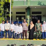 Babinsa Koramil 04/Jatiasih Bersama Bhabinkamtibmas Serahkan Zakat Dalam Kegiatan Pesantren Kilat di SMPN 34