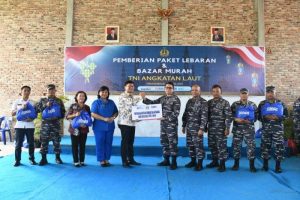 Lanal TBA Serahkan Paket Lebaran dan Gelar Bazar Murah Bagi Prajurit