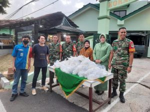 Bulan Penuh Berkah, Koramil 07/Cilandak Membagikan Takjil Buka Puasa