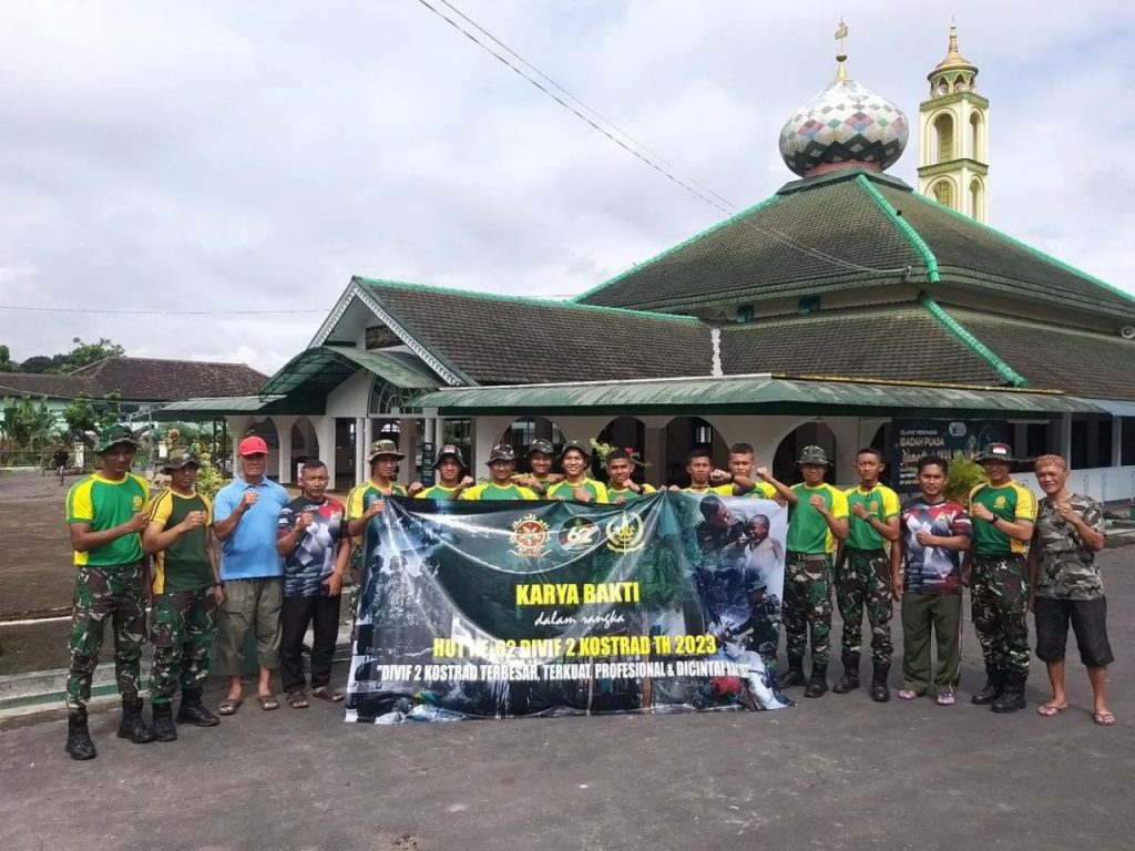 Ķarya Bakti Bersihkan Sarana Ibadah, Yonarhanud 2 Kostrad Bersama Masyarakat