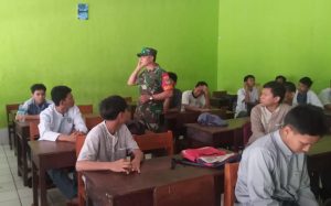 Cegah Tawuran, Babinsa Sambangi Sekolah di Wilayahnya