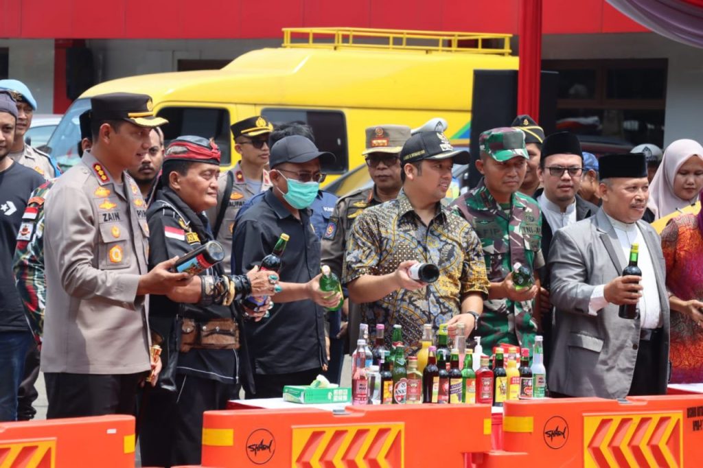 16.242 Minuman Keras dan 5.450 Butir Obat Obatan Terlarang Dimusnahkan Polres Metro Tangerang Kota