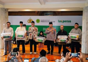 Kapolri Bersama PP Persis Salurkan 30 Ribu Sembako ke Warga