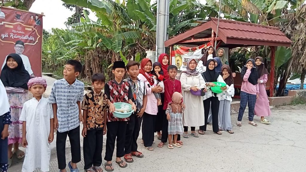 Ramadhan Penuh Berkah, Para Siswa UPTD SDN 2 Mekargading Bagi-Bagi Takjil