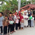 Ramadhan Penuh Berkah, Para Siswa UPTD SDN 2 Mekargading Bagi-Bagi Takjil