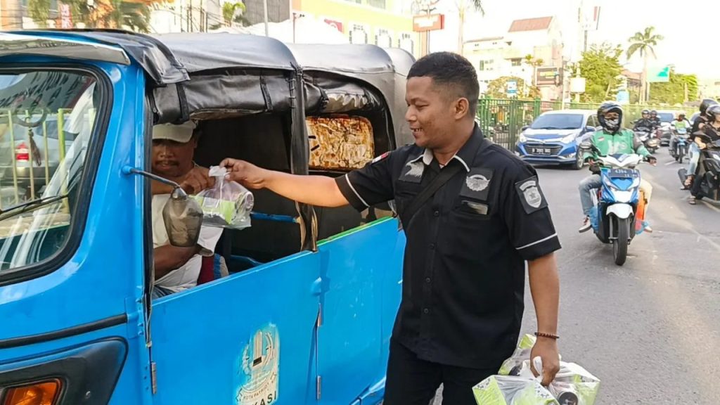 Unit Intel Kodim 0507/Bersama Jaring Intel 427 Bagi Takjil untuk Warga Pengguna Jalan