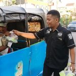 Unit Intel Kodim 0507/Bersama Jaring Intel 427 Bagi Takjil untuk Warga Pengguna Jalan