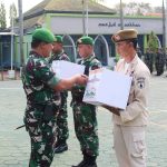 Dandim Bojonegoro Serahkan Bingkisan Lebaran kepada Prajurit dan PNS