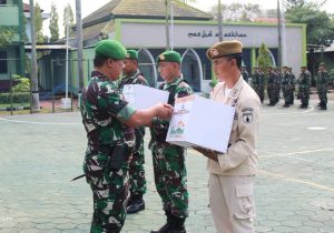 Dandim Bojonegoro Serahkan Bingkisan Lebaran kepada Prajurit dan PNS