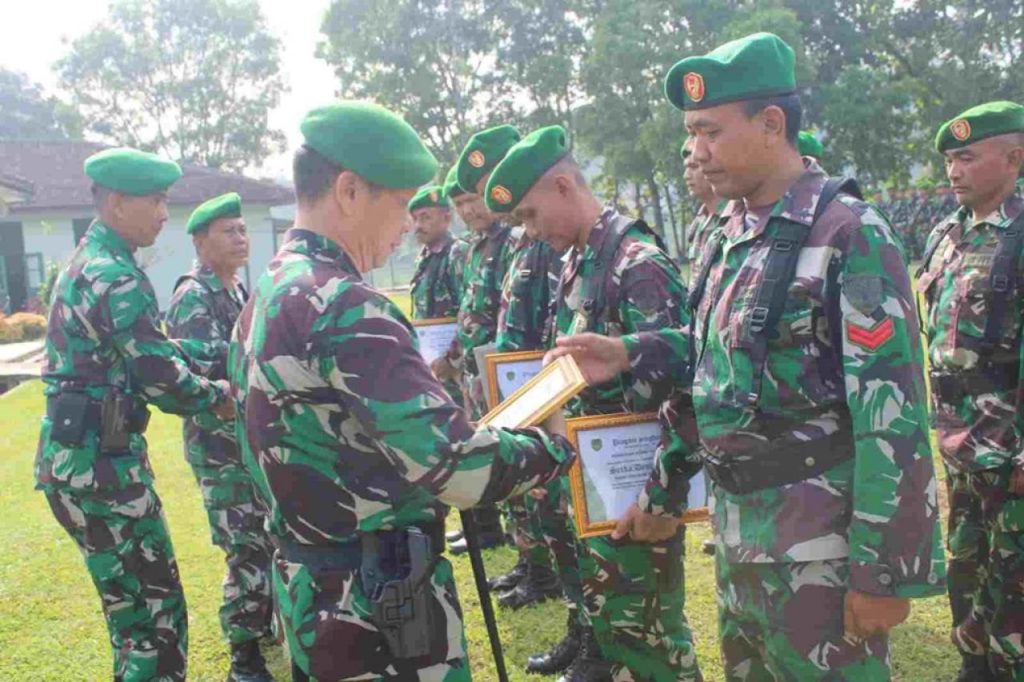 Dandim Sumedang Beri Penghargaan Anggota Berprestasi Ungkap Peredaran Obat Terlarang