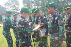 Dandim Sumedang Beri Penghargaan Anggota Berprestasi Ungkap Peredaran Obat Terlarang