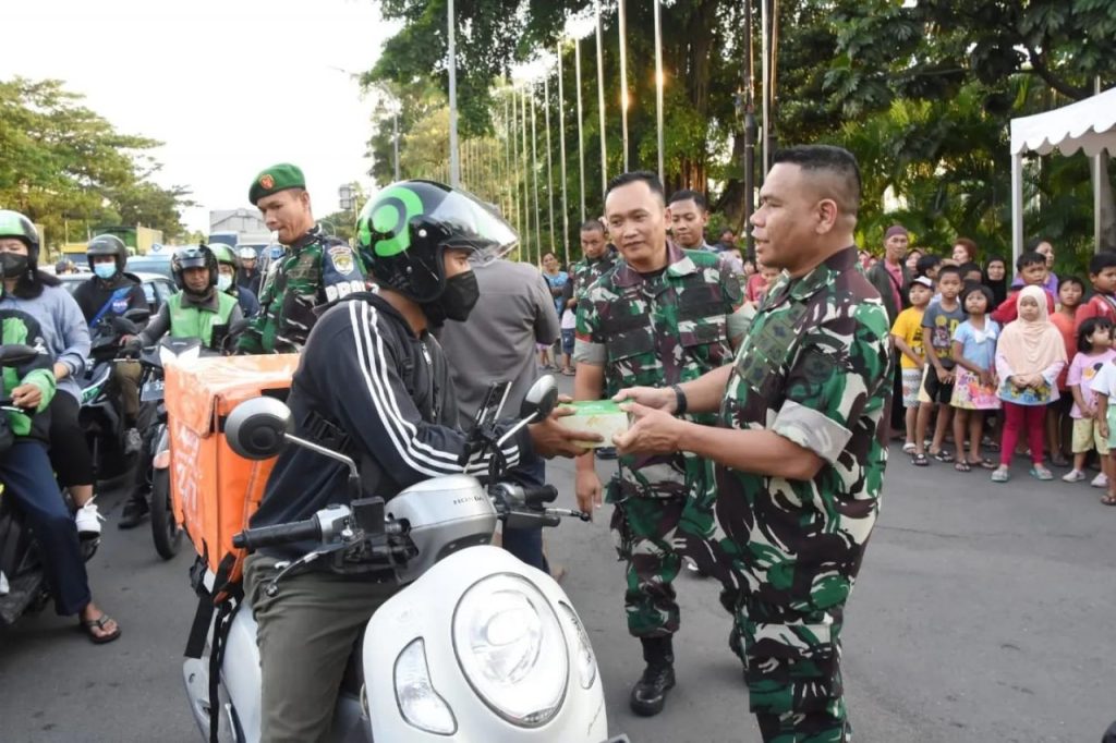 Membangun Kebersamaan dan Berbagi Kebahagiaan Dengan Memberikan Paket Takjil Ramadhan