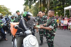 Membangun Kebersamaan dan Berbagi Kebahagiaan Dengan Memberikan Paket Takjil Ramadhan