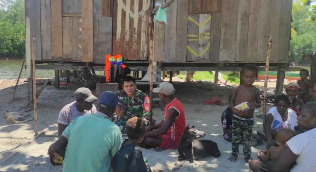 Babinsa Kampung Kipia Komsos Dengan Tokoh Masyarakat Di Wilayah Binaan