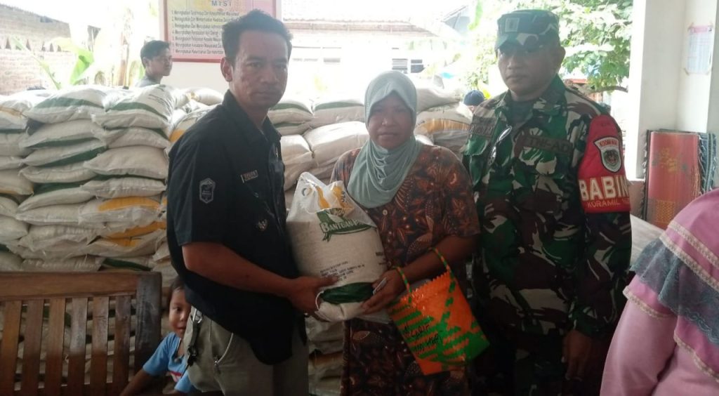 Warga Desa Mekargading Senang Terima Bansos Pangan tahap 1 tahun 2023