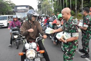 Bagi Takjil Menebar Keberkahan Menuai Pahala Ramadhan