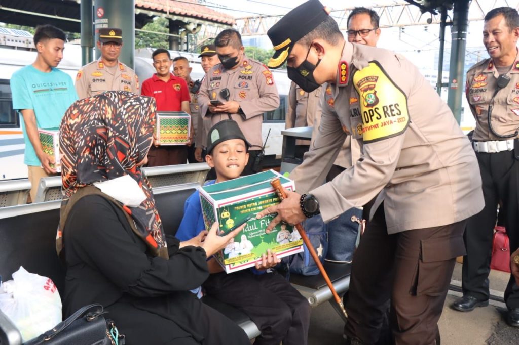 Pastikan Keamanan Pemudik H-4, Kapolres Metro Jakarta Pusat Tinjau Stasiun Gambir