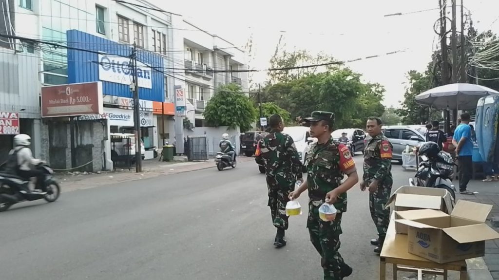 Berbagi Takjil Untuk Tingkatkan Solidaritas Dibulan Suci Ramadhan di Koramil Tanah Abang