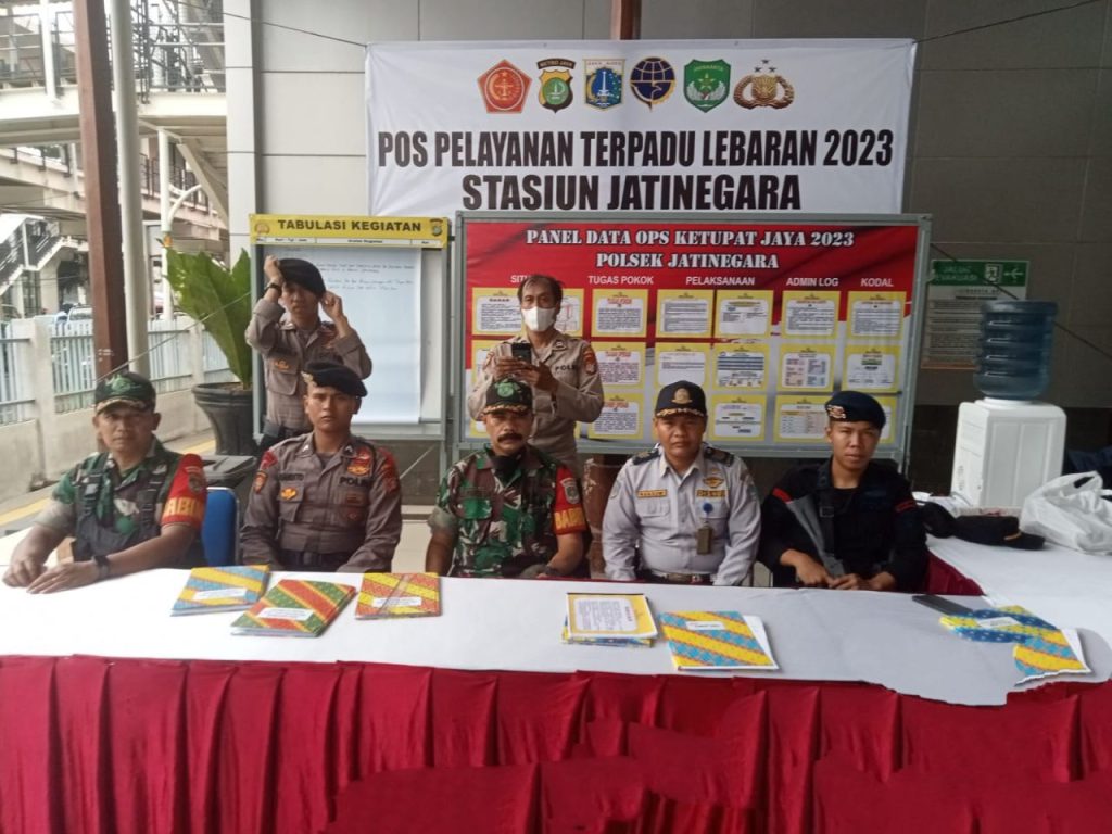 Pengamanan Arus Mudik H -3 Lebaran, Babinsa Koramil 01/Jatinegara Bersama Tiga Pilar Amankan Stasiun