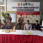 Pengamanan Arus Mudik H -3 Lebaran, Babinsa Koramil 01/Jatinegara Bersama Tiga Pilar Amankan Stasiun
