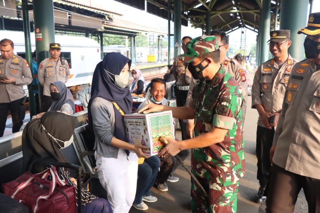 Dandim 0501/JP Dampingi Kapolres Metro Jakarta Pusat Tinjau 2 Stasiun Besar di Jakarta Pusat