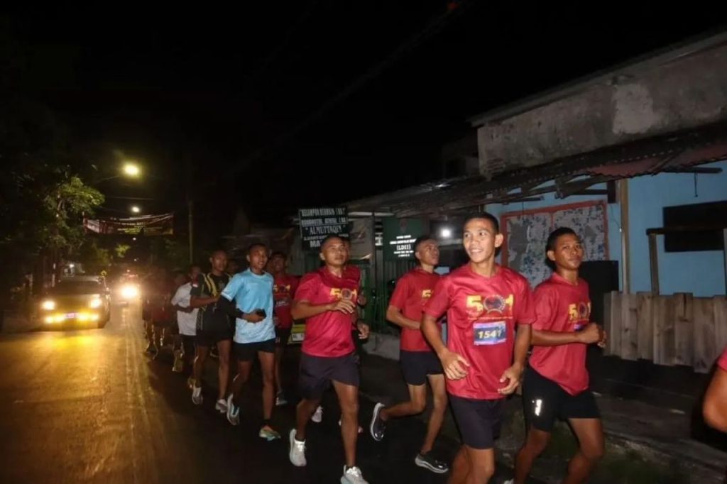 Sahur Run 2023, Yonif PR 501 Gandeng Indo Madiun Runners Jelajahi Gemerlap Malam Kota Madiun
