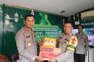 Cek Pos Lebaran 2023, Kapolrestro Tangerang Kota Serahkan Bingkisan Kepada Petugas