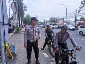 Patroli Polisi Bersepeda Beri Imbauan Antisipasi Kejahatan Pecah Kaca di Rest Area Pinang