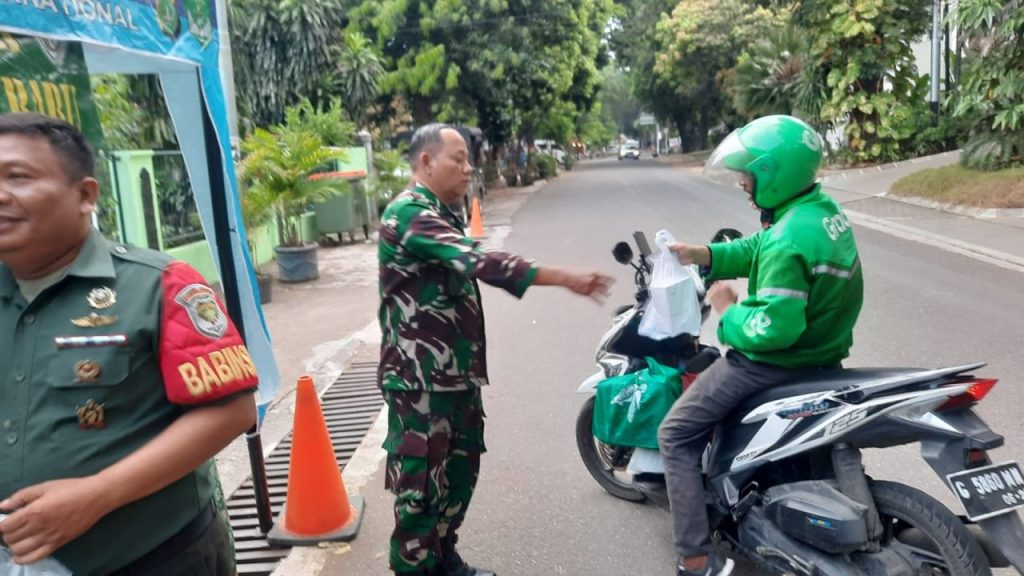 Jelang Berbuka Puasa Koramil 05/Keb. Baru Berbagi takjil