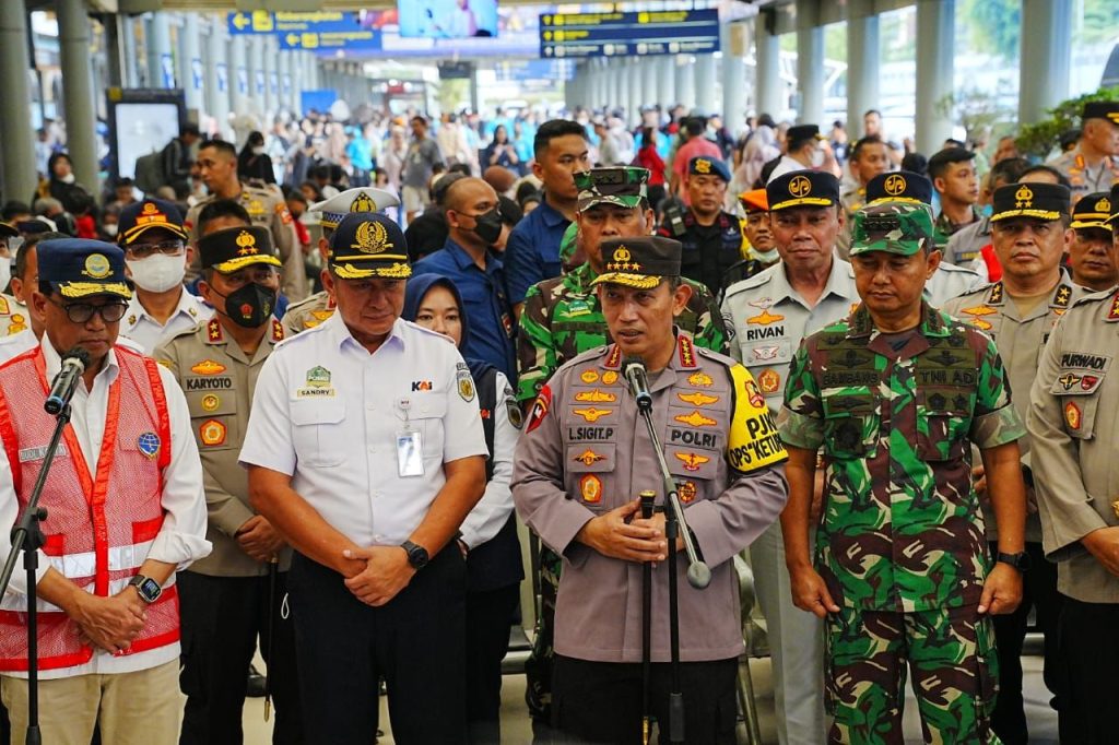 Kapolri Tinjau Stasiun Senen, Anjurkan Warga Gunakan KA untuk Mudik