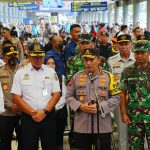 Kapolri Tinjau Stasiun Senen, Anjurkan Warga Gunakan KA untuk Mudik