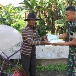 Indahnya Berbagi Kebahagiaan, Menarmed 2 Kostrad Bagikan Zakat Fitrah Kepada Masyarakat Dhuafa