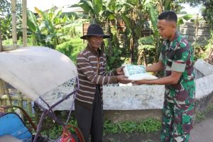 Indahnya Berbagi Kebahagiaan, Menarmed 2 Kostrad Bagikan Zakat Fitrah Kepada Masyarakat Dhuafa