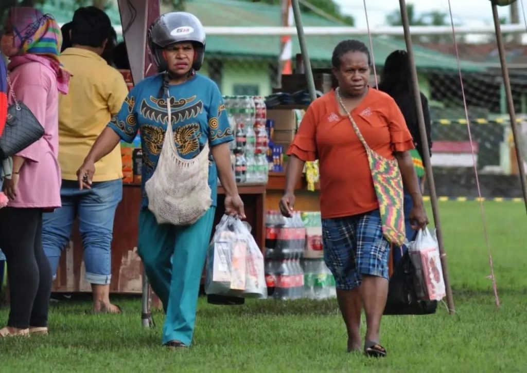 Hadir di Tengah Kesulitan Rakyat, Satuan Penjaga Ufuk Timur Indonesia Selenggarakan Pasar Murah