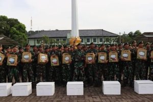 Danyonif Para Raider 431/SSP Berikan Bingkisan Hari Raya Idul Fitri