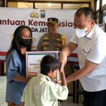 Ditresnarkoba Polda Jatim Bagikan Sembako Menjelang Hari Raya Idul Fitri pada Warga Surabaya Utara