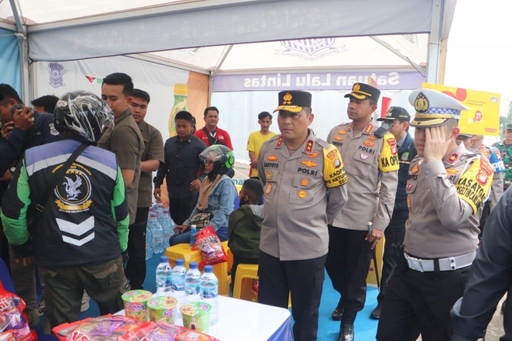 Tinjau Posko Pengamanan, Kapolda Metro Ingatkan Pemudik Istirahat Saat Lelah