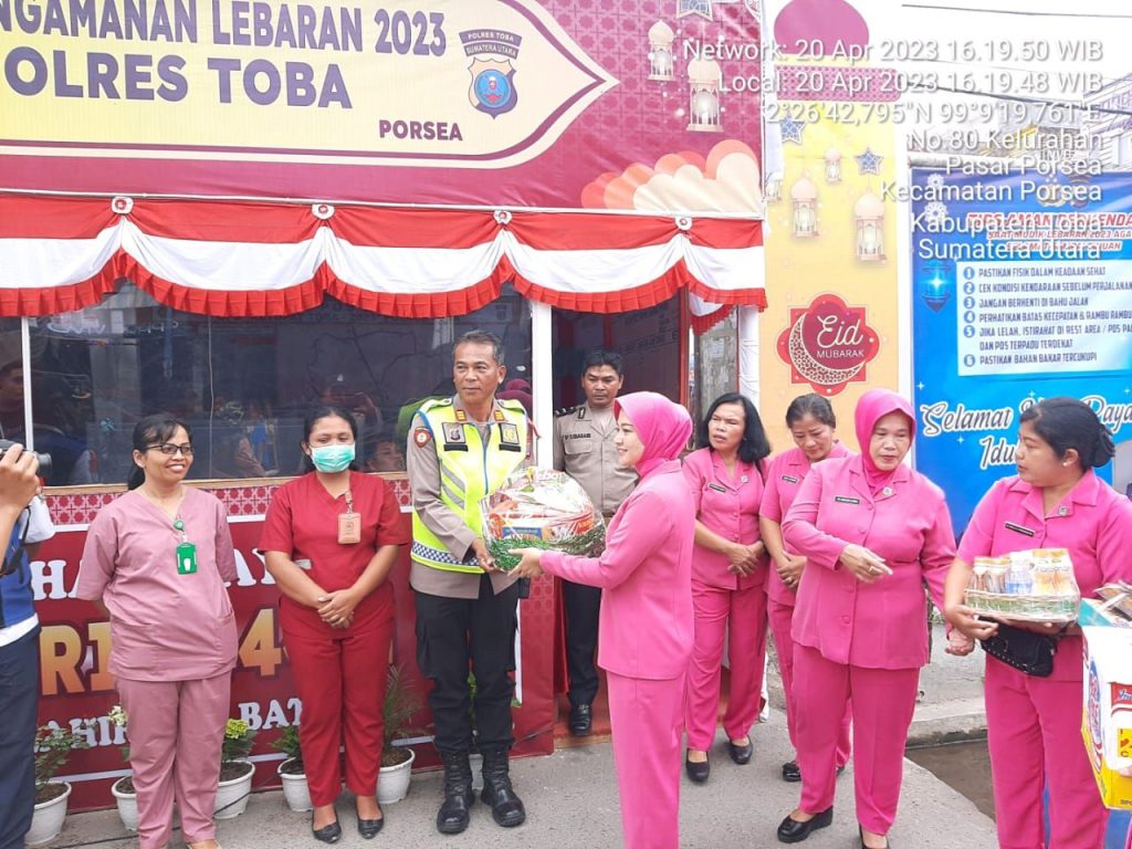 Ketua Bhayangkari Polres Toba: Berikan Pelayanan Yang Terbaik Kepada Masyarakat Dan Pemudik Di Pos PAM