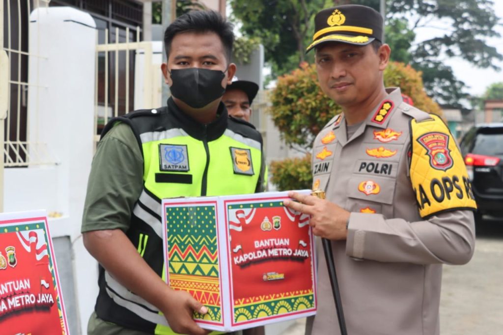 Kapolres Metro Tangerang Kota Serahkan Bingkisan Lebaran Kapolda kepada Ratusan Satpam Perumahan